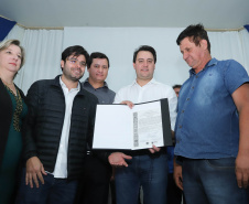 Cinquenta e seis famílias de produtores rurais ocupantes de terras pertencentes ao Estado (devolutas) em Pitanga e Boa Ventura do São Roque, no Centro do Paraná, receberam nesta sexta-feira (7) os títulos de propriedade de seus imóveis. Aguardado há anos pelas famílias, o documento de regularização das terras foi entregue em encontro com o governador Carlos Massa Ratinho Junior, realizado em Pitanga. Foto: Rodrigo Felix Leal/ANPr