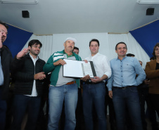 Cinquenta e seis famílias de produtores rurais ocupantes de terras pertencentes ao Estado (devolutas) em Pitanga e Boa Ventura do São Roque, no Centro do Paraná, receberam nesta sexta-feira (7) os títulos de propriedade de seus imóveis. Aguardado há anos pelas famílias, o documento de regularização das terras foi entregue em encontro com o governador Carlos Massa Ratinho Junior, realizado em Pitanga. Foto: Rodrigo Felix Leal/ANPr