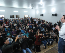 Cinquenta e seis famílias de produtores rurais ocupantes de terras pertencentes ao Estado (devolutas) em Pitanga e Boa Ventura do São Roque, no Centro do Paraná, receberam nesta sexta-feira (7) os títulos de propriedade de seus imóveis. Aguardado há anos pelas famílias, o documento de regularização das terras foi entregue em encontro com o governador Carlos Massa Ratinho Junior, realizado em Pitanga. Foto: Rodrigo Felix Leal/ANPr