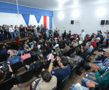 Cinquenta e seis famílias de produtores rurais ocupantes de terras pertencentes ao Estado (devolutas) em Pitanga e Boa Ventura do São Roque, no Centro do Paraná, receberam nesta sexta-feira (7) os títulos de propriedade de seus imóveis. Aguardado há anos pelas famílias, o documento de regularização das terras foi entregue em encontro com o governador Carlos Massa Ratinho Junior, realizado em Pitanga. Foto: Rodrigo Felix Leal/ANPr