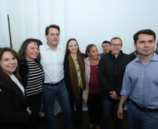 Cinquenta e seis famílias de produtores rurais ocupantes de terras pertencentes ao Estado (devolutas) em Pitanga e Boa Ventura do São Roque, no Centro do Paraná, receberam nesta sexta-feira (7) os títulos de propriedade de seus imóveis. Aguardado há anos pelas famílias, o documento de regularização das terras foi entregue em encontro com o governador Carlos Massa Ratinho Junior, realizado em Pitanga. Foto: Rodrigo Felix Leal/ANPr