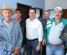 Cinquenta e seis famílias de produtores rurais ocupantes de terras pertencentes ao Estado (devolutas) em Pitanga e Boa Ventura do São Roque, no Centro do Paraná, receberam nesta sexta-feira (7) os títulos de propriedade de seus imóveis. Aguardado há anos pelas famílias, o documento de regularização das terras foi entregue em encontro com o governador Carlos Massa Ratinho Junior, realizado em Pitanga. Foto: Rodrigo Felix Leal/ANPr