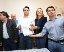 Os municípios de Pitanga, Goioxim, Guarapuava, Roncador, Campina do Simão e Cândido de Abreu, na região central do Paraná, vão investir R$ 2,3 milhões em obras e ações de melhoria em outras áreas. Os recursos são do Governo do Estado e foram confirmados pelo governador Carlos Massa Ratinho Junior nesta sexta-feira (7), em encontro com prefeitos na Associação dos Municípios do Centro do Paraná (AMOCENTRO), em Pitanga.  Foto: José Fernando Ogura/ANPr