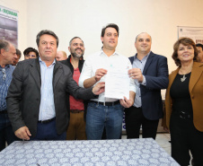 Os municípios de Pitanga, Goioxim, Guarapuava, Roncador, Campina do Simão e Cândido de Abreu, na região central do Paraná, vão investir R$ 2,3 milhões em obras e ações de melhoria em outras áreas. Os recursos são do Governo do Estado e foram confirmados pelo governador Carlos Massa Ratinho Junior nesta sexta-feira (7), em encontro com prefeitos na Associação dos Municípios do Centro do Paraná (AMOCENTRO), em Pitanga.  Foto: José Fernando Ogura/ANPr