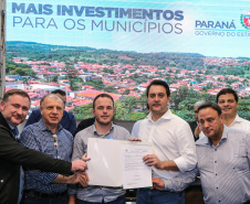 Governador Carlos Massa Ratinho Junior se reúne em Irati com os prefeitos do Centro-Sul do Paraná, e repassa recursos para investimentos em diversos municípios da região. O secretário do Desenvolvimento Urbano e Obras Públicas, João Carlos Ortega, também participa do encontro.  -  Irati, 07/06/2019  -  Foto: Geraldo Bubniak/ANPr