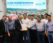 Governador Carlos Massa Ratinho Junior se reúne em Irati com os prefeitos do Centro-Sul do Paraná, e repassa recursos para investimentos em diversos municípios da região. O secretário do Desenvolvimento Urbano e Obras Públicas, João Carlos Ortega, também participa do encontro.  -  Irati, 07/06/2019  -  Foto: Geraldo Bubniak/ANPr