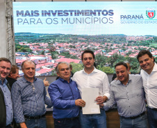 Governador Carlos Massa Ratinho Junior se reúne em Irati com os prefeitos do Centro-Sul do Paraná, e repassa recursos para investimentos em diversos municípios da região. O secretário do Desenvolvimento Urbano e Obras Públicas, João Carlos Ortega, também participa do encontro.  -  Irati, 07/06/2019  -  Foto: Geraldo Bubniak/ANPr