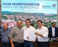 Governador Carlos Massa Ratinho Junior se reúne em Irati com os prefeitos do Centro-Sul do Paraná, e repassa recursos para investimentos em diversos municípios da região. O secretário do Desenvolvimento Urbano e Obras Públicas, João Carlos Ortega, também participa do encontro.  -  Irati, 07/06/2019  -  Foto: Geraldo Bubniak/ANPr