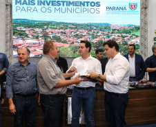 Governador Carlos Massa Ratinho Junior se reúne em Irati com os prefeitos do Centro-Sul do Paraná, e repassa recursos para investimentos em diversos municípios da região. O secretário do Desenvolvimento Urbano e Obras Públicas, João Carlos Ortega, também participa do encontro.  -  Irati, 07/06/2019  -  Foto: Geraldo Bubniak/ANPr