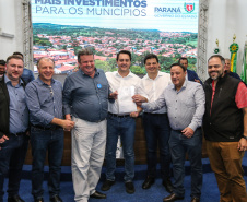Governador Carlos Massa Ratinho Junior se reúne em Irati com os prefeitos do Centro-Sul do Paraná, e repassa recursos para investimentos em diversos municípios da região. O secretário do Desenvolvimento Urbano e Obras Públicas, João Carlos Ortega, também participa do encontro.  -  Irati, 07/06/2019  -  Foto: Geraldo Bubniak/ANPr