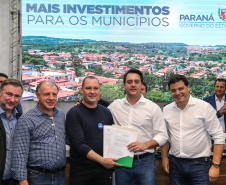 Governador Carlos Massa Ratinho Junior se reúne em Irati com os prefeitos do Centro-Sul do Paraná, e repassa recursos para investimentos em diversos municípios da região. O secretário do Desenvolvimento Urbano e Obras Públicas, João Carlos Ortega, também participa do encontro.  -  Irati, 07/06/2019  -  Foto: Geraldo Bubniak/ANPr