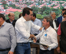 Governador Carlos Massa Ratinho Junior se reúne em Irati com os prefeitos do Centro-Sul do Paraná, e repassa recursos para investimentos em diversos municípios da região. O secretário do Desenvolvimento Urbano e Obras Públicas, João Carlos Ortega, também participa do encontro.  -  Irati, 07/06/2019  -  Foto: Geraldo Bubniak/ANPr