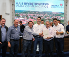Governador Carlos Massa Ratinho Junior se reúne em Irati com os prefeitos do Centro-Sul do Paraná, e repassa recursos para investimentos em diversos municípios da região. O secretário do Desenvolvimento Urbano e Obras Públicas, João Carlos Ortega, também participa do encontro.  -  Irati, 07/06/2019  -  Foto: Geraldo Bubniak/ANPr