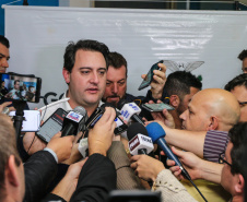 Governador Carlos Massa Ratinho Junior se reúne em Irati com os prefeitos do Centro-Sul do Paraná, e repassa recursos para investimentos em diversos municípios da região. O secretário do Desenvolvimento Urbano e Obras Públicas, João Carlos Ortega, também participa do encontro.  -  Irati, 07/06/2019  -  Foto: Geraldo Bubniak/ANPr