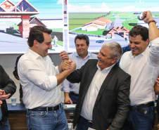 Governador Carlos Massa Ratinho Junior se reúne em Irati com os prefeitos do Centro-Sul do Paraná, e repassa recursos para investimentos em diversos municípios da região. O secretário do Desenvolvimento Urbano e Obras Públicas, João Carlos Ortega, também participa do encontro.  -  Irati, 07/06/2019  -  Foto: Geraldo Bubniak/ANPr