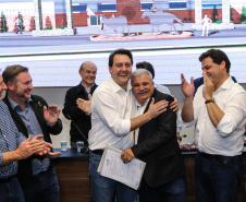 Governador Carlos Massa Ratinho Junior se reúne em Irati com os prefeitos do Centro-Sul do Paraná, e repassa recursos para investimentos em diversos municípios da região. O secretário do Desenvolvimento Urbano e Obras Públicas, João Carlos Ortega, também participa do encontro.  -  Irati, 07/06/2019  -  Foto: Geraldo Bubniak/ANPr