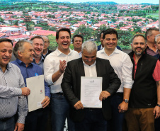 Governador Carlos Massa Ratinho Junior se reúne em Irati com os prefeitos do Centro-Sul do Paraná, e repassa recursos para investimentos em diversos municípios da região. O secretário do Desenvolvimento Urbano e Obras Públicas, João Carlos Ortega, também participa do encontro.  -  Irati, 07/06/2019  -  Foto: Geraldo Bubniak/ANPr