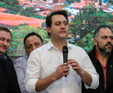 Governador Carlos Massa Ratinho Junior se reúne em Irati com os prefeitos do Centro-Sul do Paraná, e repassa recursos para investimentos em diversos municípios da região. O secretário do Desenvolvimento Urbano e Obras Públicas, João Carlos Ortega, também participa do encontro.  -  Irati, 07/06/2019  -  Foto: Geraldo Bubniak/ANPr