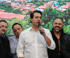 Governador Carlos Massa Ratinho Junior se reúne em Irati com os prefeitos do Centro-Sul do Paraná, e repassa recursos para investimentos em diversos municípios da região. O secretário do Desenvolvimento Urbano e Obras Públicas, João Carlos Ortega, também participa do encontro.  -  Irati, 07/06/2019  -  Foto: Geraldo Bubniak/ANPr