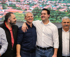 Governador Carlos Massa Ratinho Junior se reúne em Irati com os prefeitos do Centro-Sul do Paraná, e repassa recursos para investimentos em diversos municípios da região. O secretário do Desenvolvimento Urbano e Obras Públicas, João Carlos Ortega, também participa do encontro.  -  Irati, 07/06/2019  -  Foto: Geraldo Bubniak/ANPr