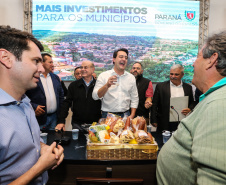 Governador Carlos Massa Ratinho Junior se reúne em Irati com os prefeitos do Centro-Sul do Paraná, e repassa recursos para investimentos em diversos municípios da região. O secretário do Desenvolvimento Urbano e Obras Públicas, João Carlos Ortega, também participa do encontro.  -  Irati, 07/06/2019  -  Foto: Geraldo Bubniak/ANPr