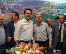Governador Carlos Massa Ratinho Junior se reúne em Irati com os prefeitos do Centro-Sul do Paraná, e repassa recursos para investimentos em diversos municípios da região. O secretário do Desenvolvimento Urbano e Obras Públicas, João Carlos Ortega, também participa do encontro.  -  Irati, 07/06/2019  -  Foto: Geraldo Bubniak/ANPr