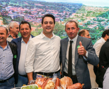 Governador Carlos Massa Ratinho Junior se reúne em Irati com os prefeitos do Centro-Sul do Paraná, e repassa recursos para investimentos em diversos municípios da região. O secretário do Desenvolvimento Urbano e Obras Públicas, João Carlos Ortega, também participa do encontro.  -  Irati, 07/06/2019  -  Foto: Geraldo Bubniak/ANPr