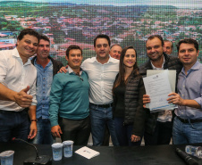 Governador Carlos Massa Ratinho Junior se reúne em Irati com os prefeitos do Centro-Sul do Paraná, e repassa recursos para investimentos em diversos municípios da região. O secretário do Desenvolvimento Urbano e Obras Públicas, João Carlos Ortega, também participa do encontro.  -  Irati, 07/06/2019  -  Foto: Geraldo NBubniak/ANPr