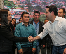 Governador Carlos Massa Ratinho Junior se reúne em Irati com os prefeitos do Centro-Sul do Paraná, e repassa recursos para investimentos em diversos municípios da região. O secretário do Desenvolvimento Urbano e Obras Públicas, João Carlos Ortega, também participa do encontro.  -  Irati, 07/06/2019  -  Foto: Geraldo NBubniak/ANPr