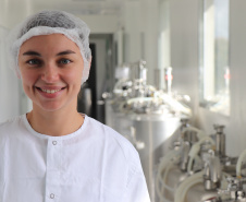 Dissertação de mestrado desenvolvida por uma farmacêutica do Instituto de Tecnologia do Paraná (Tecpar) busca reduzir o prazo e o custo para a produção da vacina antirrábica, patenteada recentemente pelo instituto. O estudo desenvolvido pela analista de biotecnologia industrial Beatriz Lourenço Correia Moreira propõe a realização de ensaio in vitro na etapa do controle interno da vacina, evitando a utilização de animais.  -  Curitiba, 11/06/2019  -  Foto: Divulgação Tecpar
