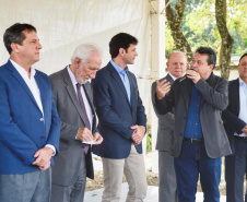 O vice governador do Paraná Darci Piana participou na tarde dessa quarta feira (12), em Foz do Iguaçu, da entrega do Centro de Atendimento ao Turista CAT 1, com área de 165,16 m2, localizado na Avenida das Cataratas Vila Yolanda. O ministro do Turismo Marcelo Álvaro Antonio esteve presente na solenidade. O vice governador Darci Piana falou sobre a entrega da muito comemorada pelo segmento do Turismo na região. Foto: Denis Ferreira Netto/SEDEST
