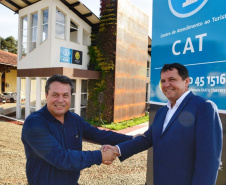 O vice governador do Paraná Darci Piana participou na tarde dessa quarta feira (12), em Foz do Iguaçu, da entrega do Centro de Atendimento ao Turista CAT 1, com área de 165,16 m2, localizado na Avenida das Cataratas Vila Yolanda. O ministro do Turismo Marcelo Álvaro Antonio esteve presente na solenidade. O vice governador Darci Piana falou sobre a entrega da muito comemorada pelo segmento do Turismo na região. Foto: Denis Ferreira Netto/SEDEST