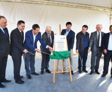 O vice governador do Paraná Darci Piana participou na tarde dessa quarta feira (12), em Foz do Iguaçu, da entrega do Centro de Atendimento ao Turista CAT 1, com área de 165,16 m2, localizado na Avenida das Cataratas Vila Yolanda. O ministro do Turismo Marcelo Álvaro Antonio esteve presente na solenidade. O vice governador Darci Piana falou sobre a entrega da muito comemorada pelo segmento do Turismo na região. Foto: Denis Ferreira Netto/SEDEST