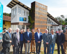 O vice governador do Paraná Darci Piana participou na tarde dessa quarta feira (12), em Foz do Iguaçu, da entrega do Centro de Atendimento ao Turista CAT 1, com área de 165,16 m2, localizado na Avenida das Cataratas Vila Yolanda. O ministro do Turismo Marcelo Álvaro Antonio esteve presente na solenidade. O vice governador Darci Piana falou sobre a entrega da muito comemorada pelo segmento do Turismo na região. Foto: Denis Ferreira Netto/SEDEST