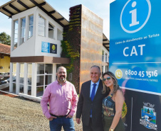 O vice governador do Paraná Darci Piana participou na tarde dessa quarta feira (12), em Foz do Iguaçu, da entrega do Centro de Atendimento ao Turista CAT 1, com área de 165,16 m2, localizado na Avenida das Cataratas Vila Yolanda. O ministro do Turismo Marcelo Álvaro Antonio esteve presente na solenidade. O vice governador Darci Piana falou sobre a entrega da muito comemorada pelo segmento do Turismo na região. Foto: Denis Ferreira Netto/SEDEST