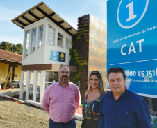 O vice governador do Paraná Darci Piana participou na tarde dessa quarta feira (12), em Foz do Iguaçu, da entrega do Centro de Atendimento ao Turista CAT 1, com área de 165,16 m2, localizado na Avenida das Cataratas Vila Yolanda. O ministro do Turismo Marcelo Álvaro Antonio esteve presente na solenidade. O vice governador Darci Piana falou sobre a entrega da muito comemorada pelo segmento do Turismo na região. Foto: Denis Ferreira Netto/SEDEST