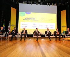 O governador Carlos Massa Ratinho Junior participou nesta quinta-feira (13), no auditório da Federação das Indústrias do Estado do Paraná (Fiep), do lançamento do programa Mobilização pelo Emprego e Produtividade para Todos.  -  Curitiba, 13/11/2019  -  Foto: Geraldo Bubniak/ANPr