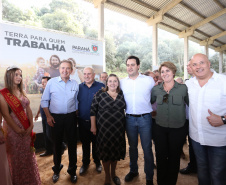 Governador Carlos Massa Ratinho Junior, durante solenidade realizada no município de Quitandinha, na Região Metropolitana de Curitiba, entregou títulos de regularização fundiária para 59 pequenos produtores rurais e confirmou recursos para a prefeitura adquirir equipamento rodoviário e veículo para uso na administração  -  Quitandinha, 13/06/2019  -  Foto: José Fernando Ogura/ANPr