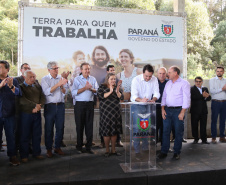Governador Carlos Massa Ratinho Junior, durante solenidade realizada no município de Quitandinha, na Região Metropolitana de Curitiba, entregou títulos de regularização fundiária para 59 pequenos produtores rurais e confirmou recursos para a prefeitura adquirir equipamento rodoviário e veículo para uso na administração  -  Quitandinha, 13/06/2019  -  Foto: José Fernando Ogura/ANPr
