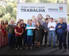 Governador Carlos Massa Ratinho Junior, durante solenidade realizada no município de Quitandinha, na Região Metropolitana de Curitiba, entregou títulos de regularização fundiária para 59 pequenos produtores rurais e confirmou recursos para a prefeitura adquirir equipamento rodoviário e veículo para uso na administração  -  Quitandinha, 13/06/2019  -  Foto: José Fernando Ogura/ANPr