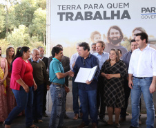Governador Carlos Massa Ratinho Junior, durante solenidade realizada no município de Quitandinha, na Região Metropolitana de Curitiba, entregou títulos de regularização fundiária para 59 pequenos produtores rurais e confirmou recursos para a prefeitura adquirir equipamento rodoviário e veículo para uso na administração  -  Quitandinha, 13/06/2019  -  Foto: José Fernando Ogura/ANPr