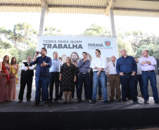 Governador Carlos Massa Ratinho Junior, durante solenidade realizada no município de Quitandinha, na Região Metropolitana de Curitiba, entregou títulos de regularização fundiária para 59 pequenos produtores rurais e confirmou recursos para a prefeitura adquirir equipamento rodoviário e veículo para uso na administração  -  Quitandinha, 13/06/2019  -  Foto: José Fernando Ogura/ANPr