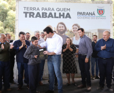 Governador Carlos Massa Ratinho Junior, durante solenidade realizada no município de Quitandinha, na Região Metropolitana de Curitiba, entregou títulos de regularização fundiária para 59 pequenos produtores rurais e confirmou recursos para a prefeitura adquirir equipamento rodoviário e veículo para uso na administração  -  Quitandinha, 13/06/2019  -  Foto: José Fernando Ogura/ANPr