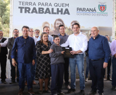 Governador Carlos Massa Ratinho Junior, durante solenidade realizada no município de Quitandinha, na Região Metropolitana de Curitiba, entregou títulos de regularização fundiária para 59 pequenos produtores rurais e confirmou recursos para a prefeitura adquirir equipamento rodoviário e veículo para uso na administração  -  Quitandinha, 13/06/2019  -  Foto: José Fernando Ogura/ANPr