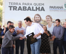 Governador Carlos Massa Ratinho Junior, durante solenidade realizada no município de Quitandinha, na Região Metropolitana de Curitiba, entregou títulos de regularização fundiária para 59 pequenos produtores rurais e confirmou recursos para a prefeitura adquirir equipamento rodoviário e veículo para uso na administração  -  Quitandinha, 13/06/2019  -  Foto: José Fernando Ogura/ANPr