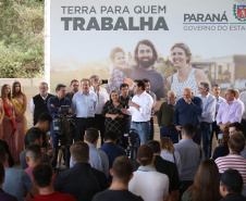 Governador Carlos Massa Ratinho Junior, durante solenidade realizada no município de Quitandinha, na Região Metropolitana de Curitiba, entregou títulos de regularização fundiária para 59 pequenos produtores rurais e confirmou recursos para a prefeitura adquirir equipamento rodoviário e veículo para uso na administração  -  Quitandinha, 13/06/2019  -  Foto: José Fernando Ogura/ANPr