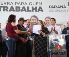 Governador Carlos Massa Ratinho Junior, durante solenidade realizada no município de Quitandinha, na Região Metropolitana de Curitiba, entregou títulos de regularização fundiária para 59 pequenos produtores rurais e confirmou recursos para a prefeitura adquirir equipamento rodoviário e veículo para uso na administração  -  Quitandinha, 13/06/2019  -  Foto: José Fernando Ogura/ANPr