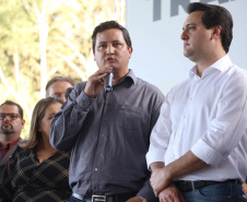 Governador Carlos Massa Ratinho Junior, durante solenidade realizada no município de Quitandinha, na Região Metropolitana de Curitiba, entregou títulos de regularização fundiária para 59 pequenos produtores rurais e confirmou recursos para a prefeitura adquirir equipamento rodoviário e veículo para uso na administração  -  Quitandinha, 13/06/2019  -  Foto: José Fernando Ogura/ANPr