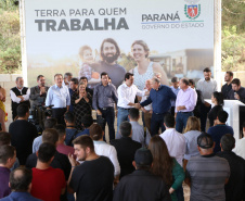 Governador Carlos Massa Ratinho Junior, durante solenidade realizada no município de Quitandinha, na Região Metropolitana de Curitiba, entregou títulos de regularização fundiária para 59 pequenos produtores rurais e confirmou recursos para a prefeitura adquirir equipamento rodoviário e veículo para uso na administração  -  Quitandinha, 13/06/2019  -  Foto: José Fernando Ogura/ANPr
