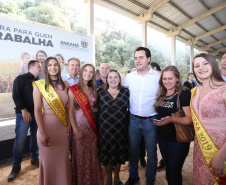Governador Carlos Massa Ratinho Junior, durante solenidade realizada no município de Quitandinha, na Região Metropolitana de Curitiba, entregou títulos de regularização fundiária para 59 pequenos produtores rurais e confirmou recursos para a prefeitura adquirir equipamento rodoviário e veículo para uso na administração  -  Quitandinha, 13/06/2019  -  Foto: José Fernando Ogura/ANPr